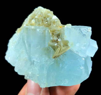 Natyral Aquamarine Crystal specimen from Skardu Pakistan: Natural Aquamarine Crystal specimen from skardu Pakistan weight;138 Gram- dimension; 64*49*40 mm origin. pakistan treatment.natural Ecommerce shipping R24-28 Reserve: $110.00 Shipping:Domestic: