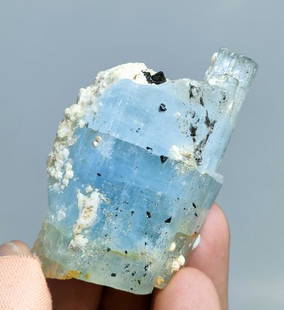 63 Gram Gorgeous Natural Aquamarine Specimen: Title: 63 Gram Gorgeous Natural Aquamarine SpecimenTreatment: NaturalWeight: 63 GramSize/Dimensions: 59x33x33 mmOrigin: Pakistan Reserve: $100.00 Shipping:Domestic: Flat-rate of $15.00 to anywhere