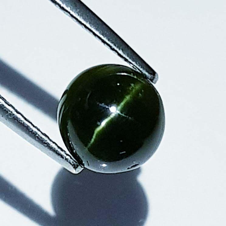 Natural Kornerupine Cat's Eye 2.87 ct: No Reserve! Title: Natural Kornerupine Cat's Eye 2.87 ct Color/Clarity: Opaque Gemstones: Loosegemstone Carat Weights: 2.87 Size/Dimensions: 8.30 x 8.00 x 4.80 Additional Information: Round - Srilanka