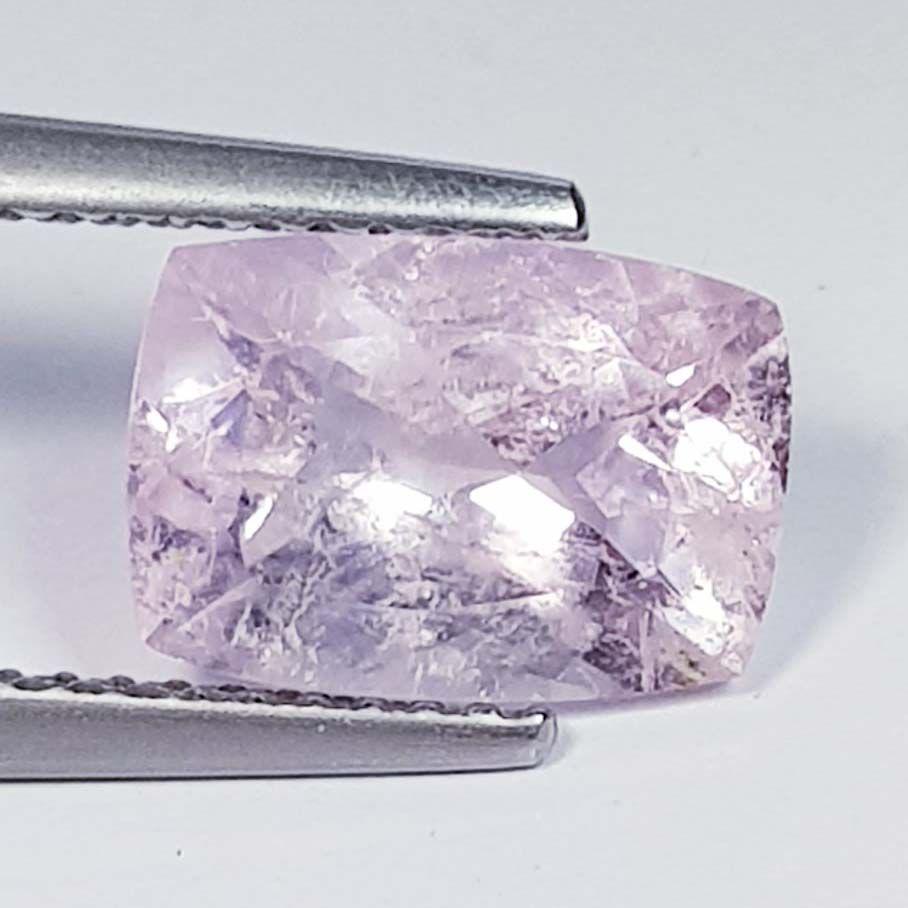 Natural Morganite Cushion Cut 2.50 ct: No Reserve! Title: Natural Morganite Cushion Cut 2.50 ct Color/Clarity: SI - SI-1 Gemstones: Loosegemstone Carat Weights: 2.5 Size/Dimensions: 10.10 x 7.00 x 5.20 Additional Information: Cushion - Bra
