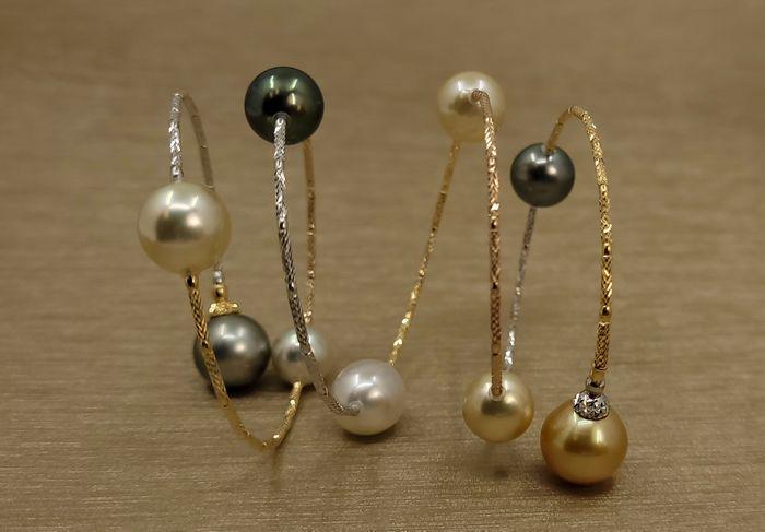 18 kt. Tricolour Gold - 10x11mm Tahitian and South Sea Pearls - Bracelet: Title: 18 kt. Tricolour Gold - 10x11mm Tahitian and South Sea Pearls - Bracelet Description: This bracelet measures 55cm in total and wraps beautifully several times around the wrist. The bracelet con