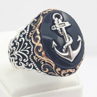 925 Sterling Silver - Ring: Ring Gender : Men Material : 925 Sterling Silver With onyx decoration Weight : 12,38 gr Condition : NEW / Unused Size : US:11½ , EU:65.9 , UK:W , D:21 mm Free resizing on demand Item
