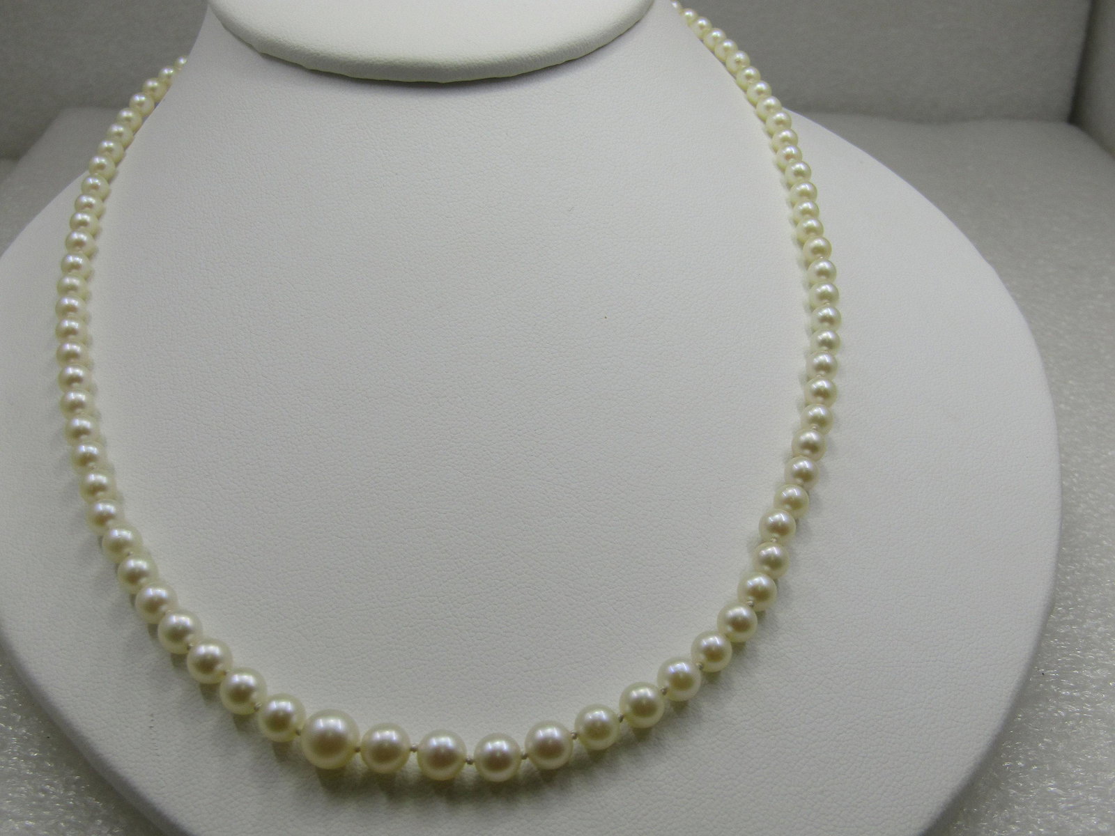 14kt Graduated Pearl Necklace 19 4mm to 7.5mm: 14kt Graduated Pearl Necklace, 19", 4mm to 7.5mm, 14kt Filigree Clasp. Knotted between each pearl to prevent rubbing and damage. ery good condition. Age is appx. 1960's. (INV. W. 11621.5X5 SS5923 J LD