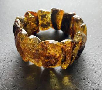 Splendid Vintage Amber Bracelet made from Natural shaped Amber beads: Title: Splendid Vintage Amber Bracelet made from Natural shaped Amber beadsMetal Purity: NoneGemstone: AmberWeight: 49.6 gSize: Size: 73.0 x 40.0 x 10.0 mm Size: 2.874 x 1.575 x 0.394 inches Bead