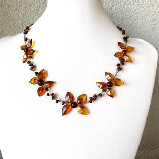 Incredible Amber Floral Necklace made from leaf like bead ornaments: Title: Incredible Amber Floral Necklace made from leaf like bead ornaments Metal Purity: NoneGemstone: AmberWeight: 10.7 gSize: Size: 30.0 x 500.0 x 8.0 mm Size: 1.181 x 19.685 x 0.315 inches Made