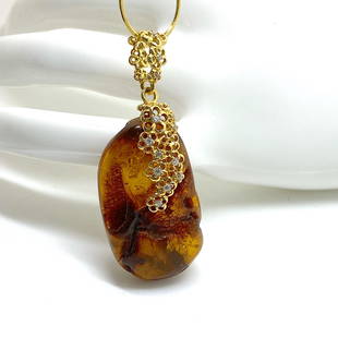 Fascinating Unique Antique Amber Pendant: Title: Fascinating Unique Antique Amber PendantMetal Purity: 925 Silver-Gold PlatedGemstone: AmberWeight: 6.2 gSize: Size: 50.0 x 20.0 x 10.0 mm Size: 1.969 x 0.787 x 0.394 inches Made of: Whole