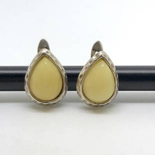 Marvellous Amber Earrings: Title: Marvellous Amber EarringsMetal Purity: Sterling SilverGemstone: AmberWeight: 4.23 gSize: Size: 17.3 x 12.0 x 15.0 mm Size: 0.681 x 0.472 x 0.591 inches Made of: Whole StoneAdditional