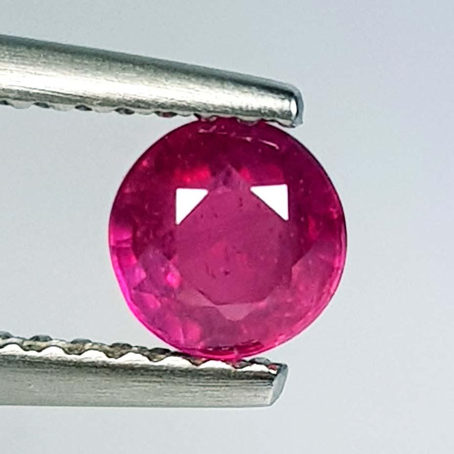 0.73 Ct  Natural Ruby Round Cut (1 of 4)