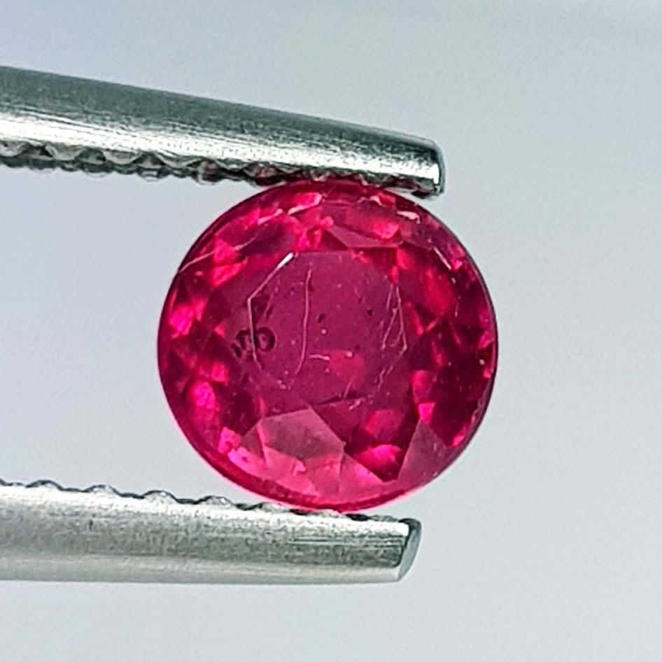 0.98 Ct  Natural Ruby Round Cut (1 of 4)
