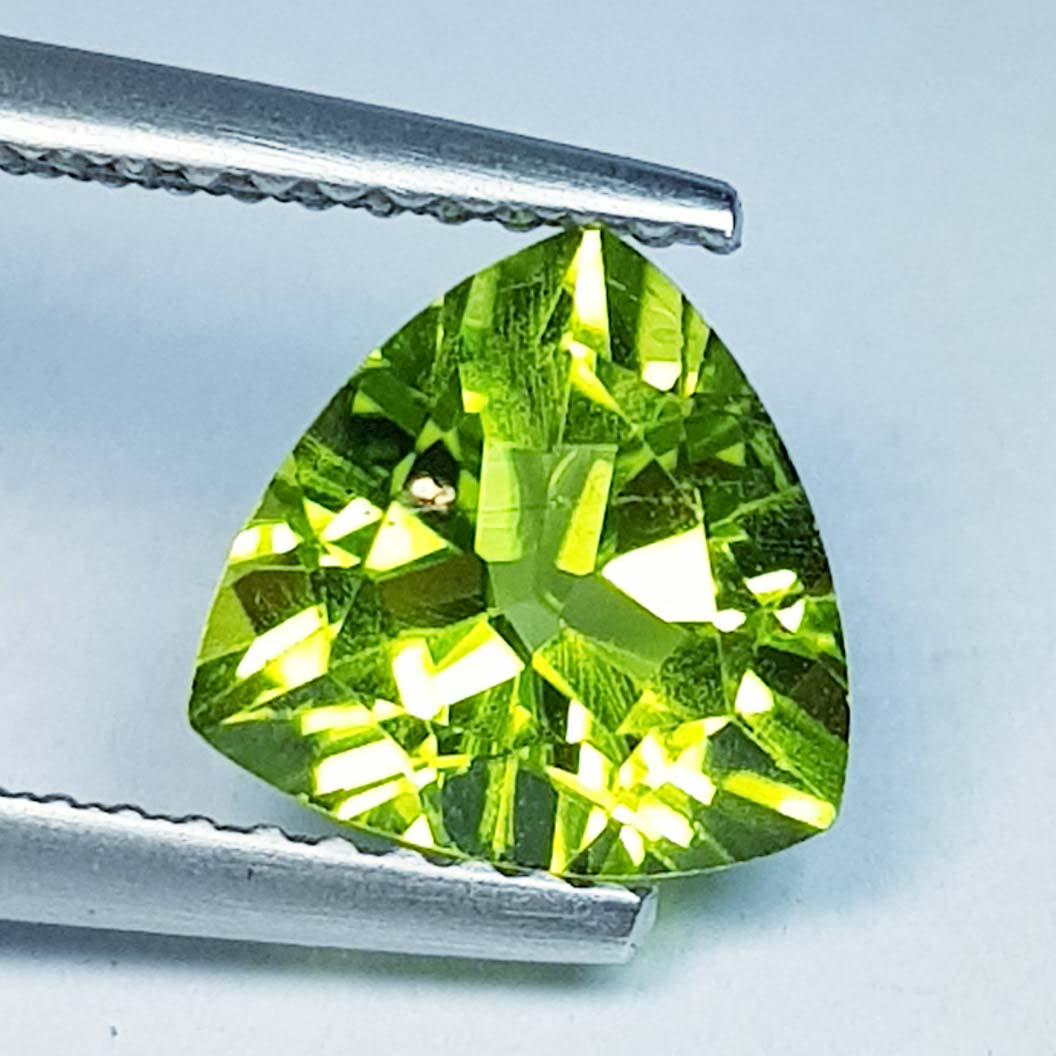 2.00 Ct Natural Peridot Triangle Cut (1 of 4)