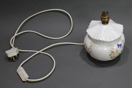 Aynsley Porcelain Butterfly Table Lamp: Aynsley Porcelain Butterfly Table Lamp Aynsley table lamp. Made in England. Width: 17 cm. Height: 20 cm Good porcelain condition; no chips, cracks or repairs. Original brass