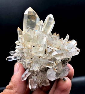 Amazing Cluster Of Clear Quartz Crystal - 190 Grams: Title: Amazing Cluster Of Clear Quartz Crystal - 190 GramsGemstones: MineralCarat Weights: 198 GramsSize/Dimensions: 86X75X56 mm Reserve: $120.00 Shipping:Domestic: Flat-rate of $23.00 to anywhere