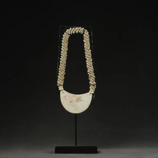 Papua Shell Necklace: Title: Papua Shell NecklaceOrigin: Asian private collectionDate/Period: 20thMaterials: Shell Size: Bracket + necklace: 19x61 cm Shell necklace: 19x42cm This is a fabulous old traditional tribe from