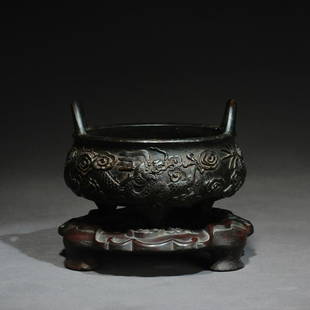 Bronze double ear dragon pattern censer sculpture: Title: Bronze double ear dragon pattern censer sculptureOrigin: Asian private collectionDate/Period: 19th CMaterials: bronze Size: 15x15x10cm Exquisite bronze dragon-patterned censer with engravings