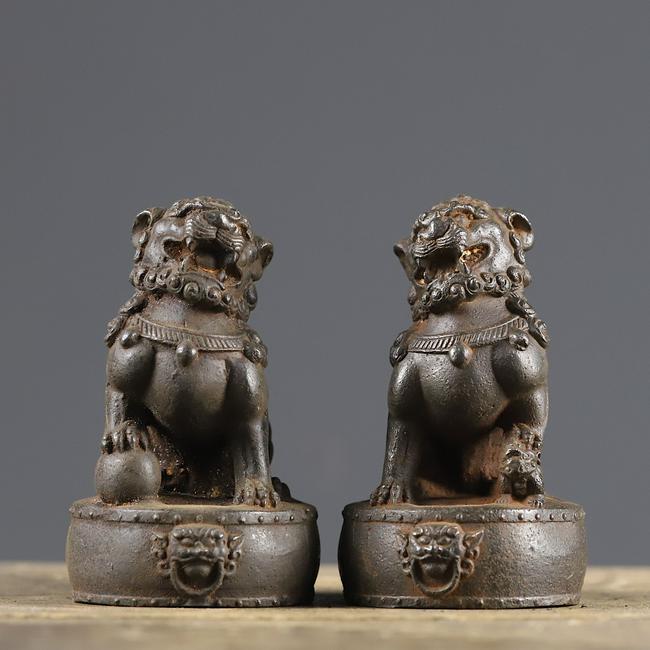 A pair of exquisite Japanese lion sculptures (1 of 6)