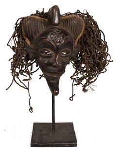 Mask – Wood – Chokwe – Congo DRC: Title: Mask – Wood – Chokwe – Congo DRCDescription: Refined Chokwe mask from DR Congo with beautiful patina and in good condition with traces of wear and tear. The Chokwe who spread