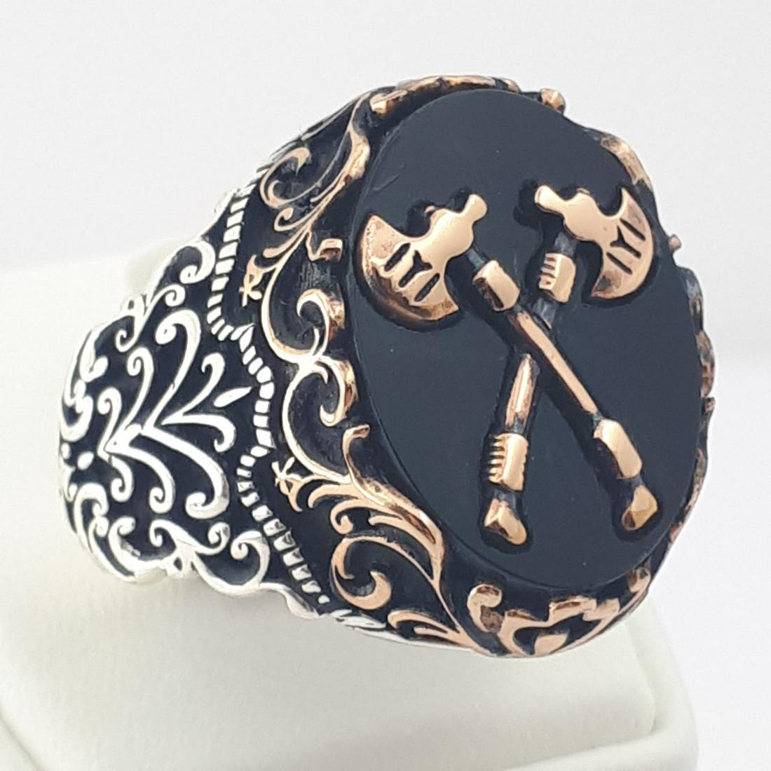 925 Sterling Silver - Ring: Ring Gender : Men Material : 925 Sterling Silver Synthetic Stone Weight : 12,6 gr Condition : NEW / Unused Size : US:10½ , EU:63.4 , UK:U , D:20.5 mm Free resizing on demand Item no:C304