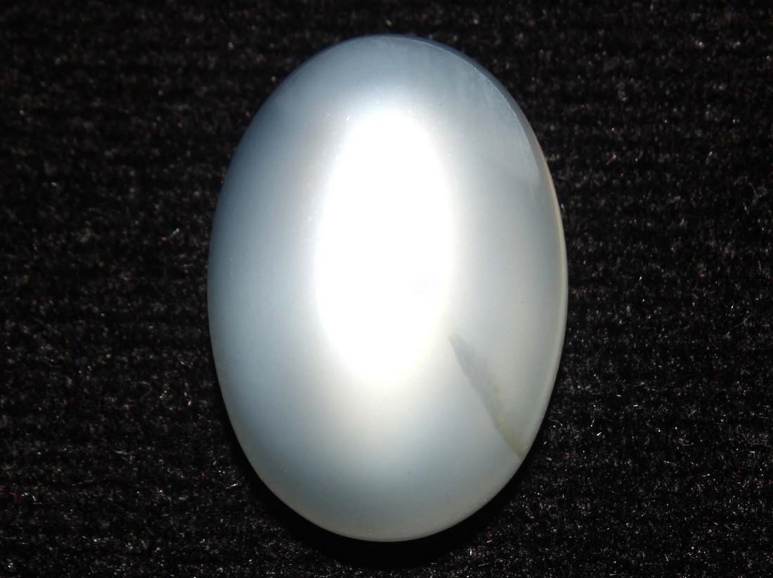 11.38 cts Natrual Moonstone: No Reserve! Title: 11.38 cts Natrual Moonstone Additional Info: Gemstone : Natrual Moonstone . Weight : 11.38 carats. Dimensions: 16.68x11.75x7.62 mm . Shape : Oval Cabochan . Color : White . Treatmen