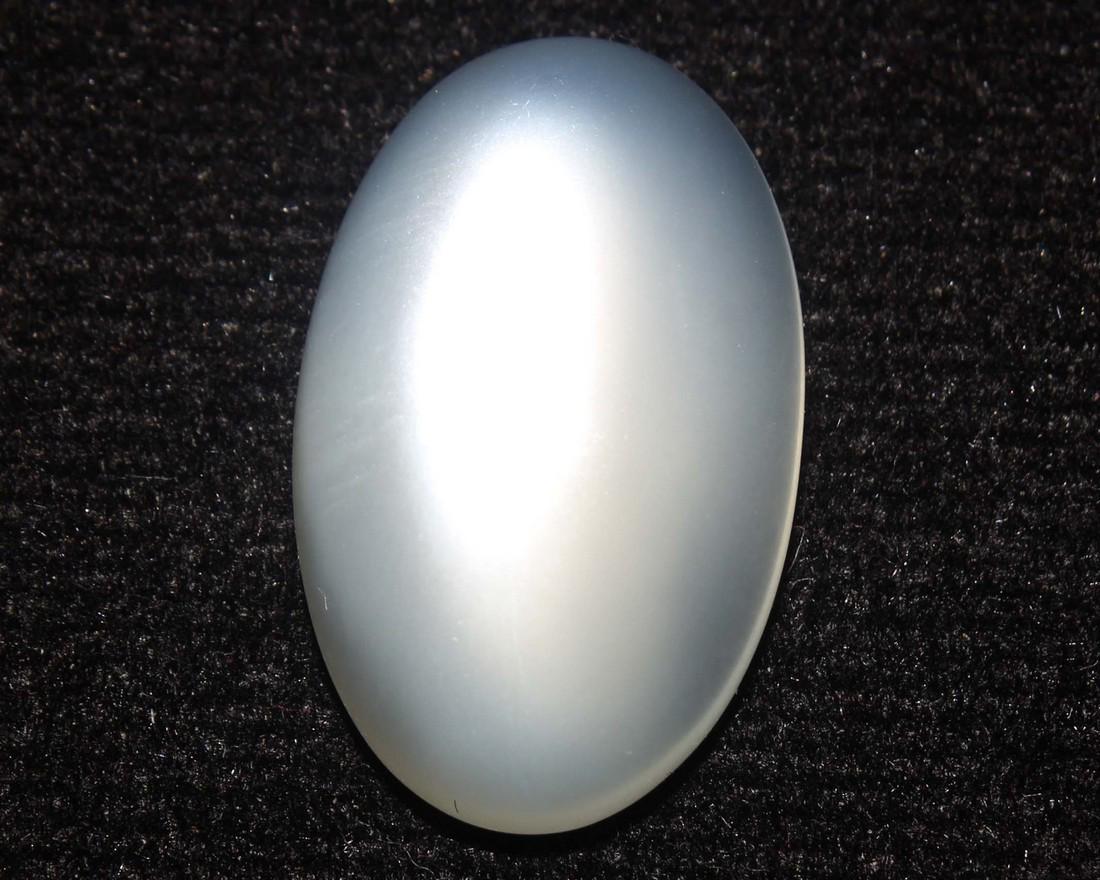 10.04 cts Natrual Moonstone: No Reserve! Title: 10.04 cts Natrual Moonstone Additional Info: Gemstone : Natrual Moonstone . Weight : 10.04 carats. Dimensions :19.26x11.93x6.15 mm . Shape : Oval Cabochan . Color : white . Treatmen
