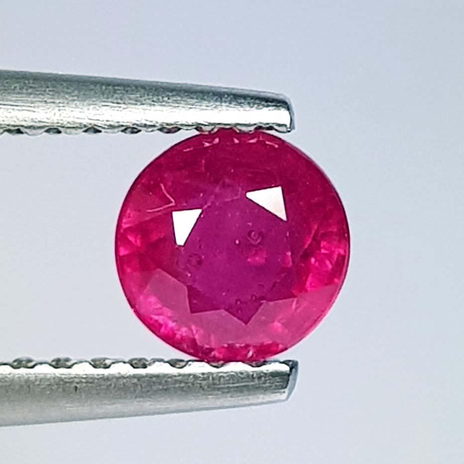 0.88 Ct Natural Ruby Round Cut (1 of 4)