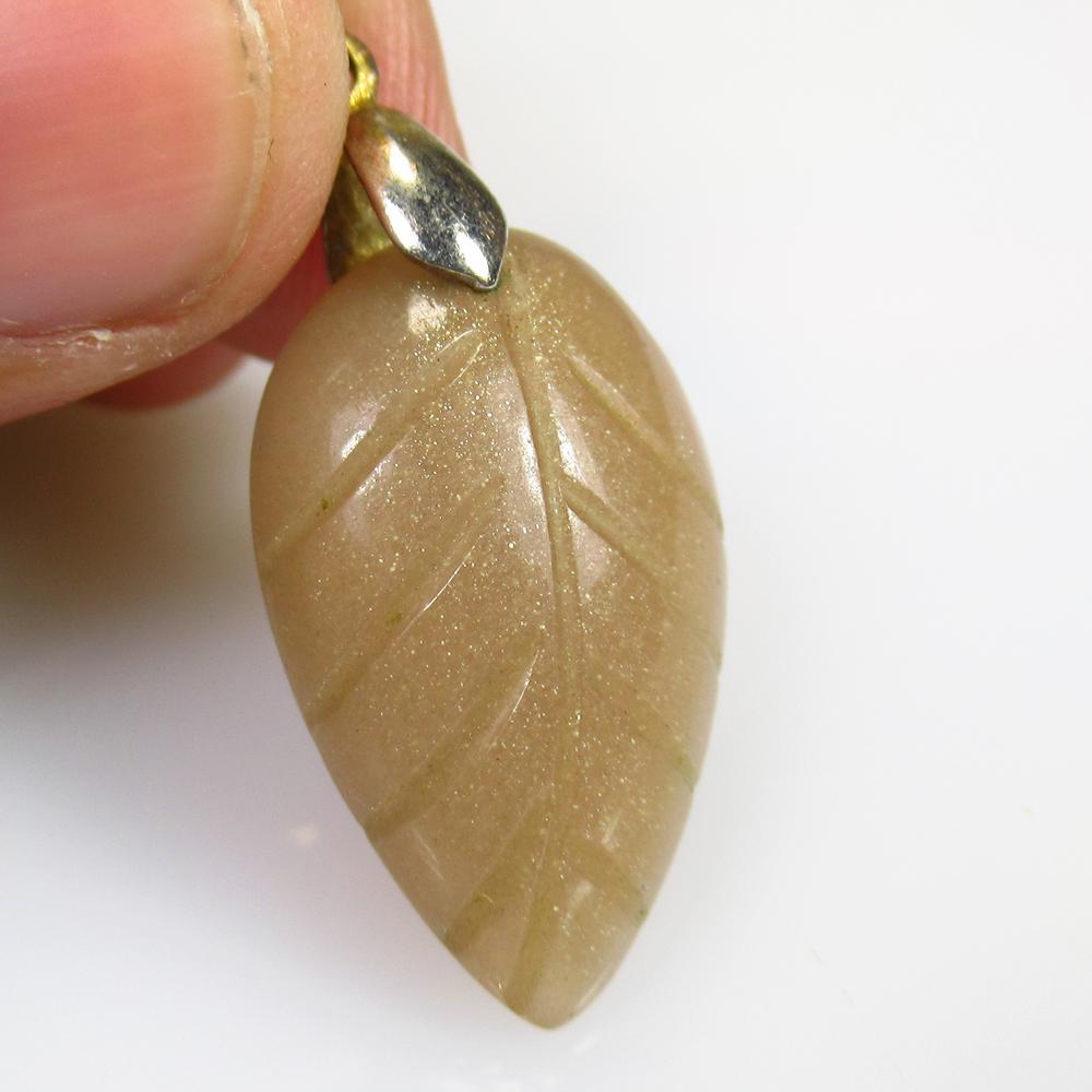 24.40 Ctw Natural Moonstone Flower Shaped Pendant: No Reserve! Title: 24.40 Ctw Natural Moonstone Flower Shaped Pendant Stone Clarity: Semi-Transparent Gemstones: Natural Moonstone Carat Weights: 24.4 Size/Dimensions: 25.00 x 15.30 x 9.40 mm Additiona