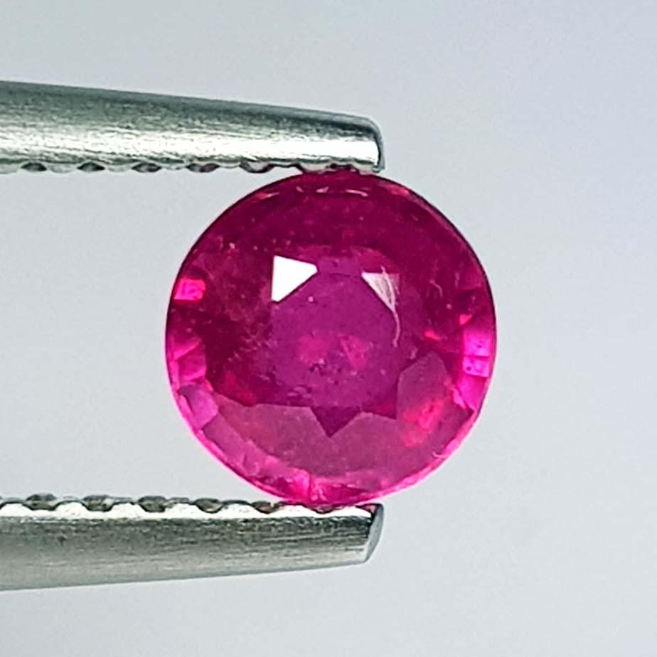 0.74 Ct Natural Ruby Round Cut (1 of 4)