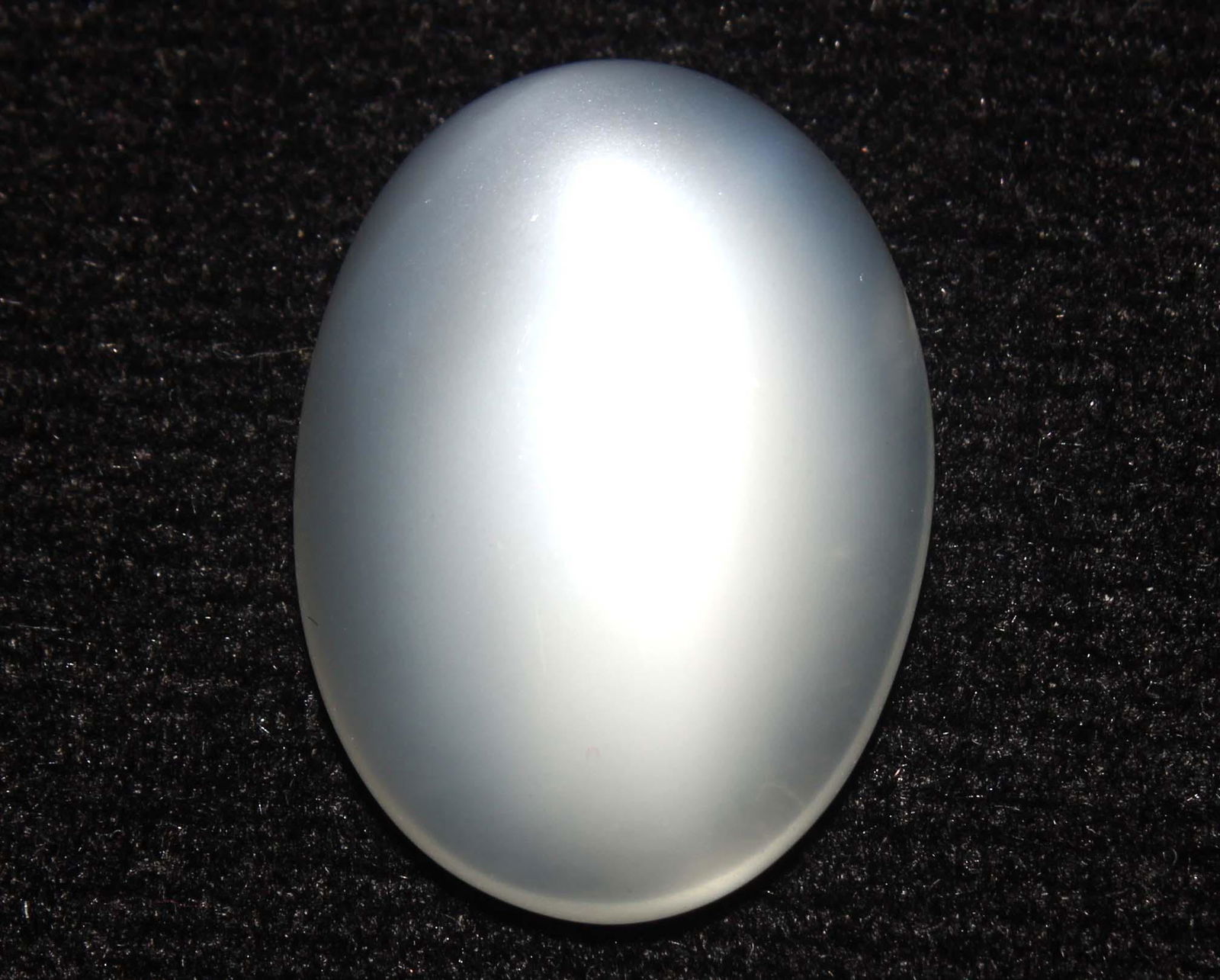 10.00 cts Natrual Moonstone: No Reserve! Title: 10.00 cts Natrual Moonstone Additional Info: Gemstone : Natrual Moonstone . Weight : 10.00 carats. Dimensions : 17.88x12.97x5.95 mm . Shape : Oval Cabochan . Color : white . Treatme