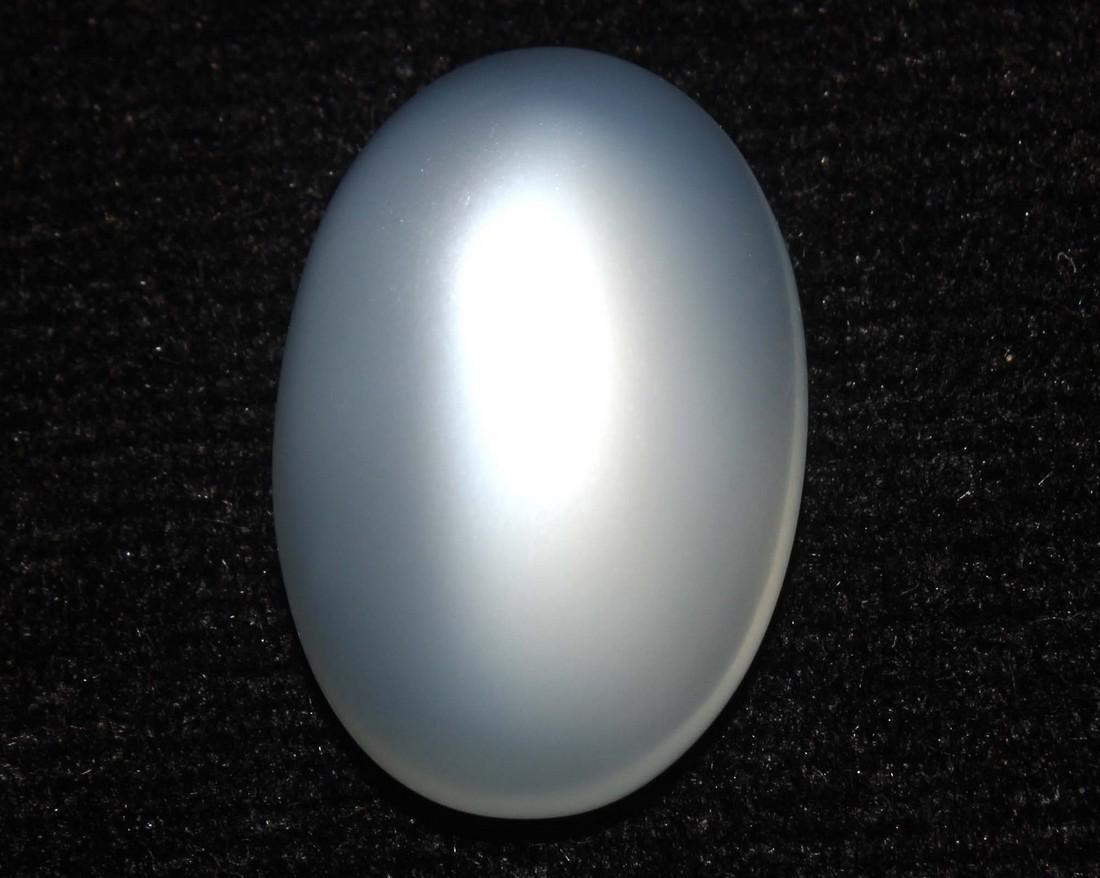 10.06 cts Natrual Moonstone: No Reserve! Title: 10.06 cts Natrual Moonstone Additional Info: Gemstone : Natrual Moonstone . Weight : 10.06 carats. Dimensions : 17.67x11.88x6.80 mm . Shape : Oval Cabochan . Color : white . Treatme
