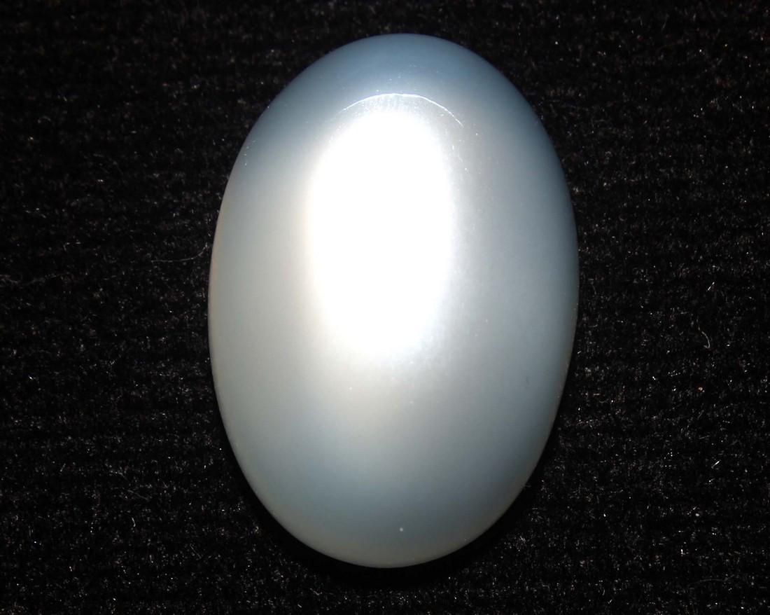 11.66 cts Natrual Moonstone: No Reserve! Title: 11.66 cts Natrual Moonstone Additional Info: Gemstone : Natrual Moonstone . Weight : 11.66 carats. Dimensions : 17.28x11.87x7.22 mm . Shape : Oval Cabochan . Color : white . Treatme