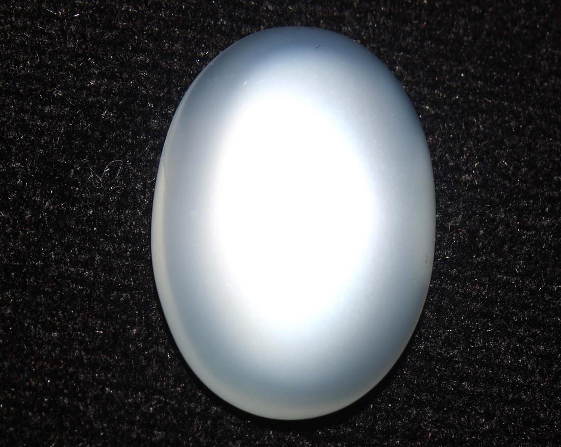 10.85 cts Natrual Moonstone: No Reserve! Title: 10.85 cts Natrual Moonstone Additional Info: Gemstone : Natrual Moonstone . Weight : 10.85 carats. Dimensions : 19.25x13.52x5.52 mm . Shape : Oval Cabochan . Color : white . Treatme