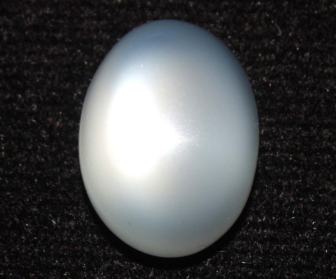 8.73 cts Natrual Moonstone: No Reserve! Title: 8.73 cts Natrual Moonstone Additional Info: Gemstone : Natrual Moonstone . Weight : 8.73 carats. Dimensions : 14.36x10.83x7.32 mm . Shape : Oval Cabochan . Color : white . Treatment