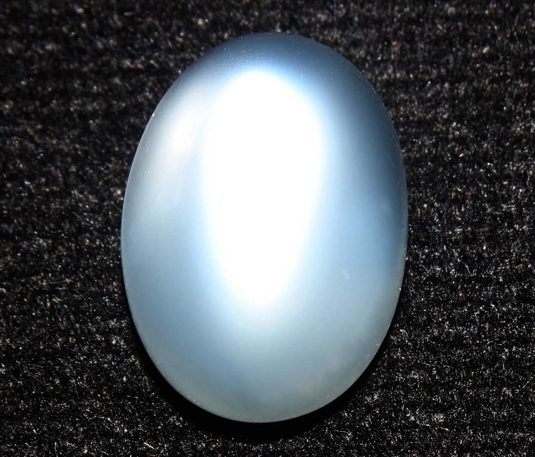 8.19 Cts Natural Moonstone: No Reserve! Title: 8.19 Cts Natural Moonstone Additional Info: Gemstone : Natural Moonstone. Shape : Oval cabochan. Weight : 8.19 carats. Measurements : 10.60x14.70x7.20 mm. Color : White . Transpranc