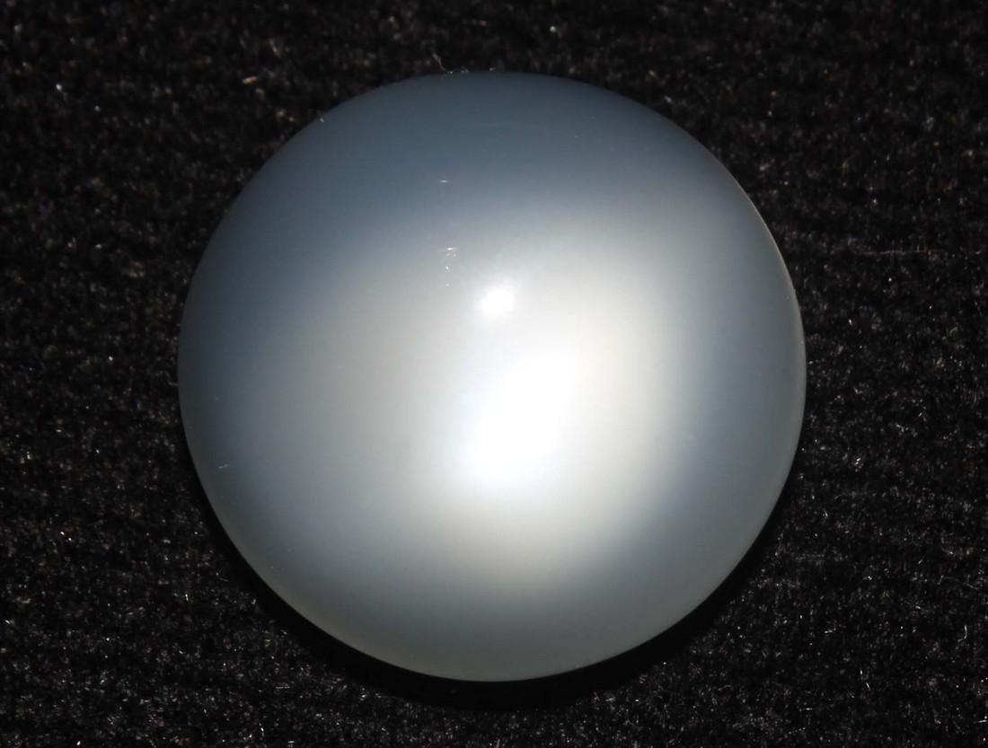 9.37 cts Natrual Moonstone: No Reserve! Title: 9.37 cts Natrual Moonstone Additional Info: Gemstone : Natrual Moonstone . Weight : 9.37 carats. Dimensions : 13.63x13.43x7.15 mm . Shape : Oval Cabochan . Color : white . Treatment