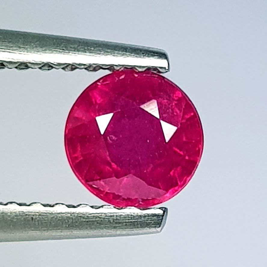 0.76 Ct Natural Ruby Round Cut (1 of 4)