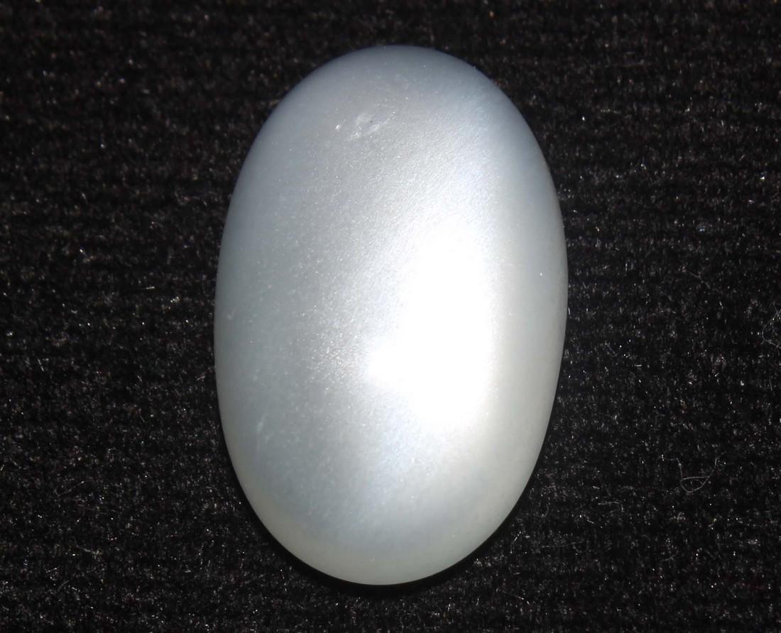 9.16 cts Natrual Moonstone: No Reserve! Title: 9.16 cts Natrual Moonstone Additional Info: Gemstone : Natrual Moonstone . Weight : 9.16 carats. Dimensions : 18.22x11.30x5.77 mm . Shape : Oval Cabochan . Color : white . Treatment