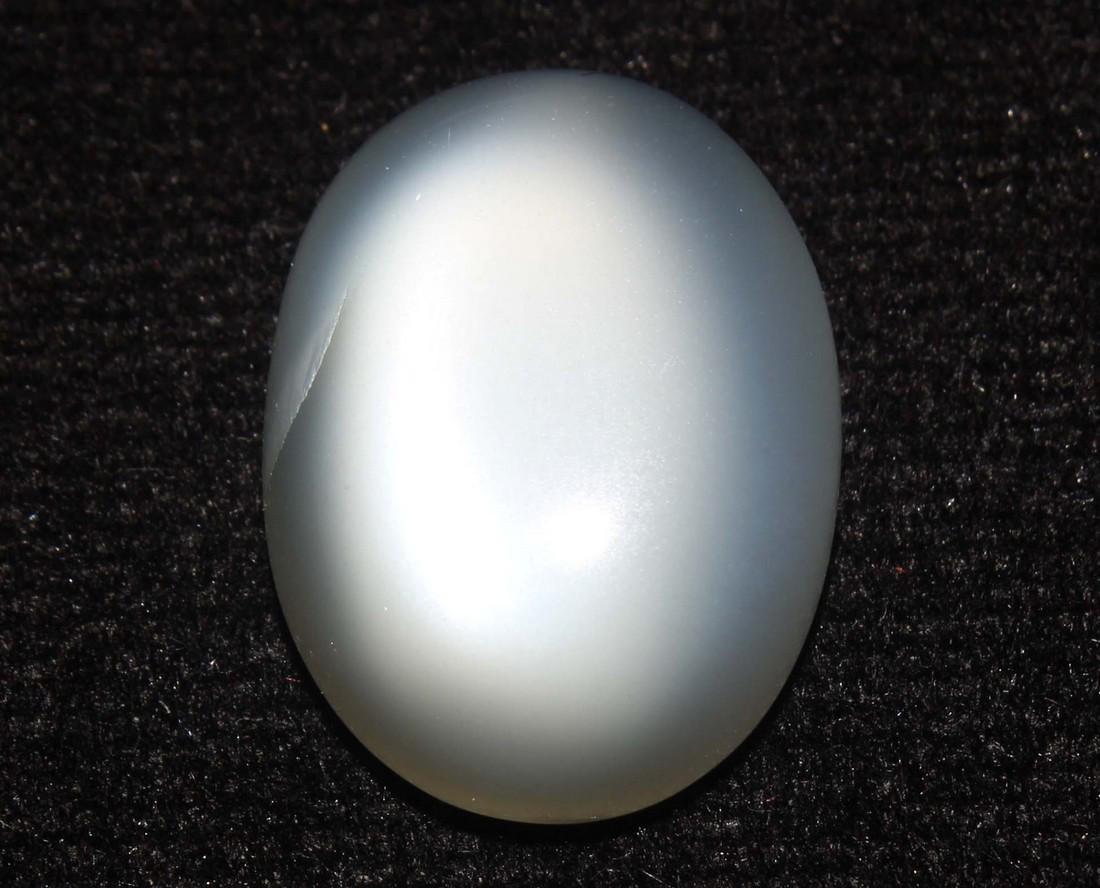 13.63 cts Natrual Moonstone: No Reserve! Title: 13.63 cts Natrual Moonstone Additional Info: Gemstone : Natrual Moonstone . Weight : 13.63 carats. Dimensions : 18.73x13.75x6.58 mm . Shape : Oval Cabochan . Color : white . Treatme