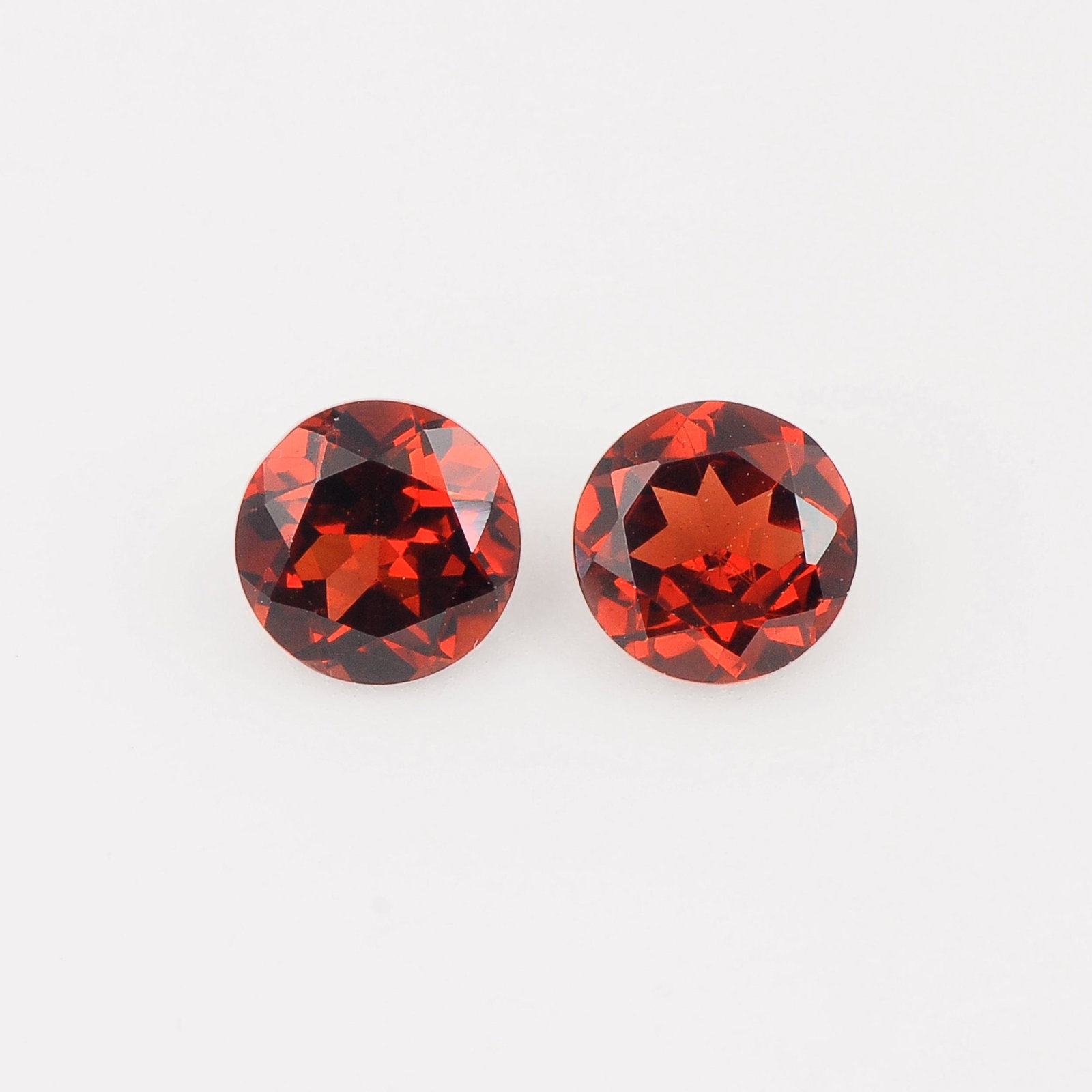 2.2 Carat Red Color Round Natural Garnet Loose Gemstone 2 Pieces: No Reserve! Title: 2.2 Carat Red Color Round Natural Garnet Loose Gemstone 2 Pieces Additional Information: Specification of Gemstone Stone : Garnet Shape : Round Size : 4H x 6L x 6W mm Color : Red Cu