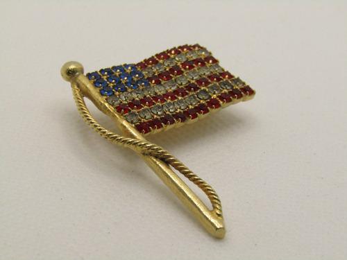 Vintage USA Rhinestone Flag Brooch, Red, White, Blue, 2": Vintage USA Rhinestone Flag Brooch, Red, White, Blue, 2" tall and 1.5" wide. with flag pole and curved rope accent, gold tone. Age is 1970's-1990's. Not signed by the maker. Very good condition. (INV.