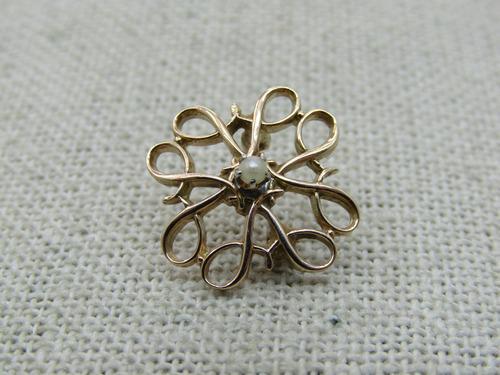 Vintage 10kt Pearl Scrolled Brooch, 3/4, Signed R, 1930's-1940's: Vintage 10kt Pearl Scrolled Brooch, 3/4, Signed R, 1930's-1940's. Weight is appx. 1.46 gr. Pearl is appx. 2mm seed pearl. Scrolled design, slightly domed. Signed with a lowercase r. Marked 10kt and te