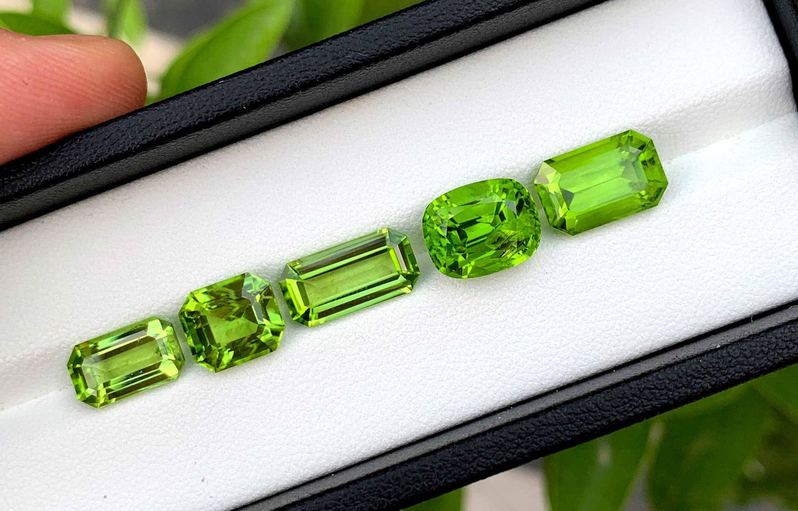 Natural Peridot Loose Gemstone Lot From Supat Mansehra Pakistan VVS - 19.15 carats - 5 Pieces (1 of 5)