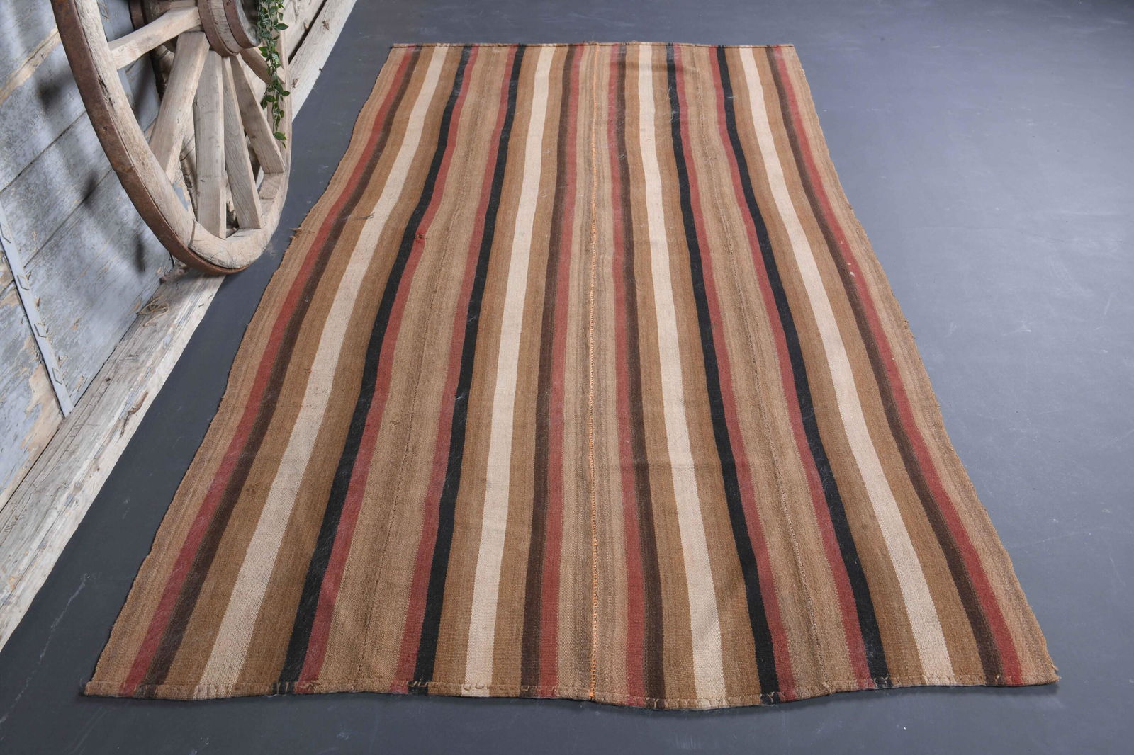 4.8x9.7 TURKISH Antique Kilim Rug: Title: 4.8x9.7 TURKISH Antique Kilim Rug Origin: Turkey Date/Period: 1960 - 1970 Materials: Wool and Cotton Size: Length: 9.7 feet Width: 4.8 feet Description: This one-of-a-kind Vintage Flatweave Car