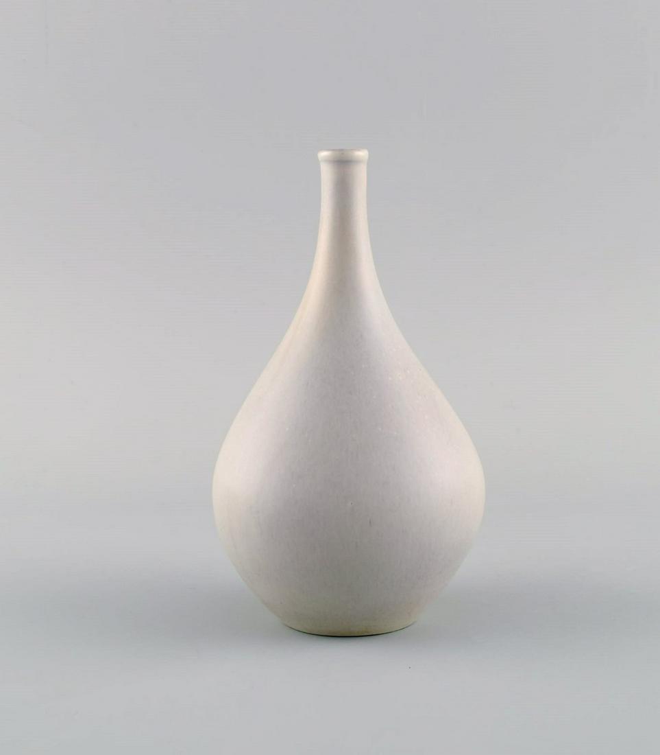 Stig Lindberg (1916-1982) for Gustavsberg. Vase in glazed ceramics. Beautiful delicate eggshell (1 of 6)