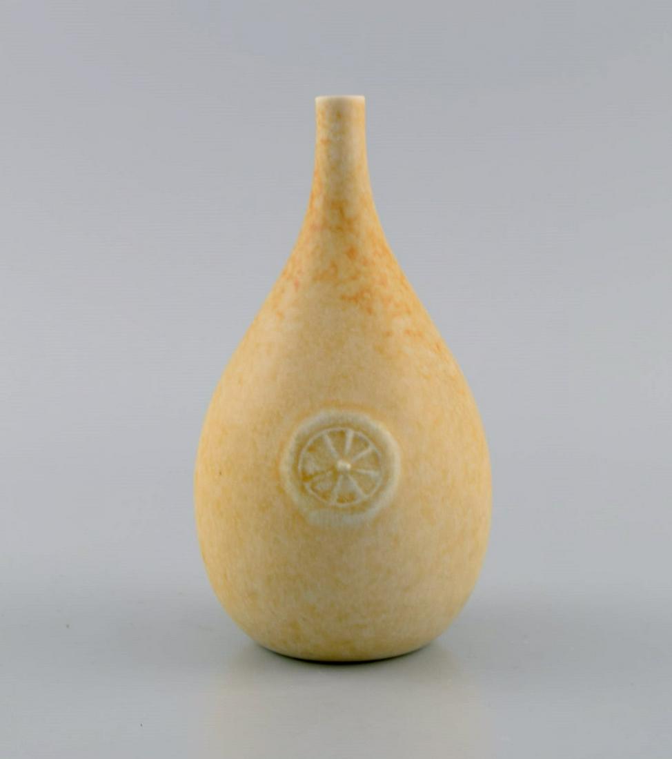 Sven Wejsfelt (1930-2009), Gustavsberg Studiohand. Unique vase in glazed ceramics. Beautiful glaze: Title: Sven Wejsfelt (1930-2009), Gustavsberg Studiohand. Unique vase in glazed ceramics. Beautiful glaze in delicate sand shades. Dated 1981. Brand: Gustavsberg Provenance: Sven Wejsfelt (1930-2009),