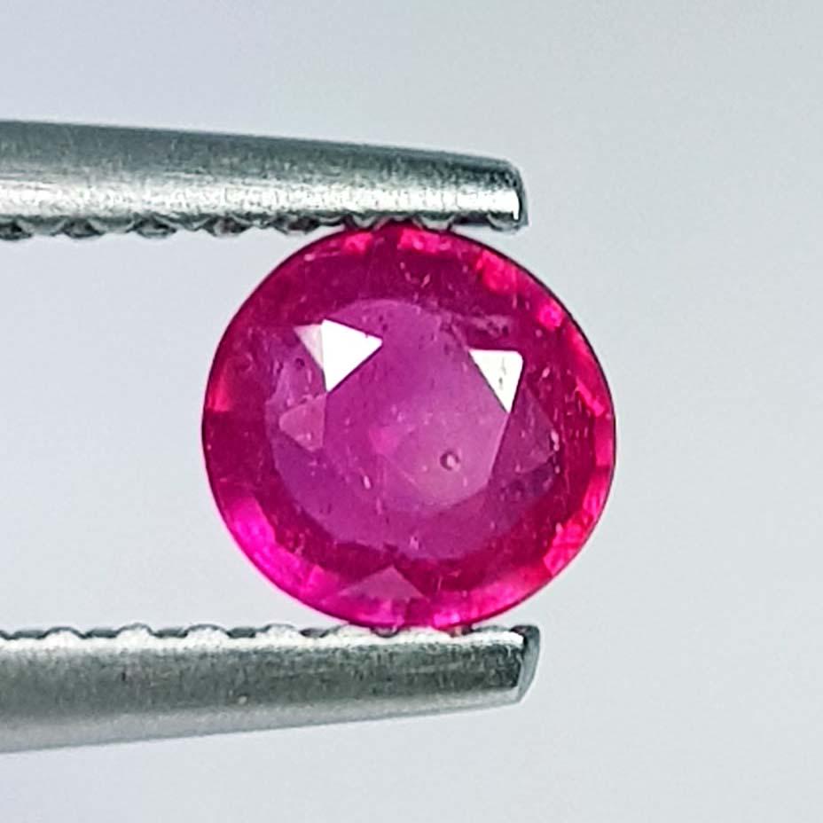 0.45 Ct  Natural Ruby Round Cut (1 of 4)