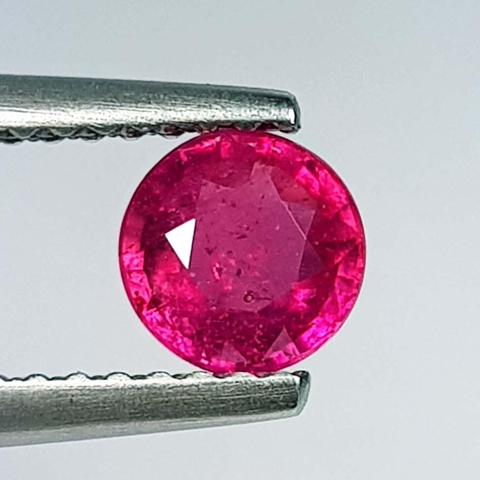 0.77 Ct  Natural Ruby Round Cut (1 of 4)