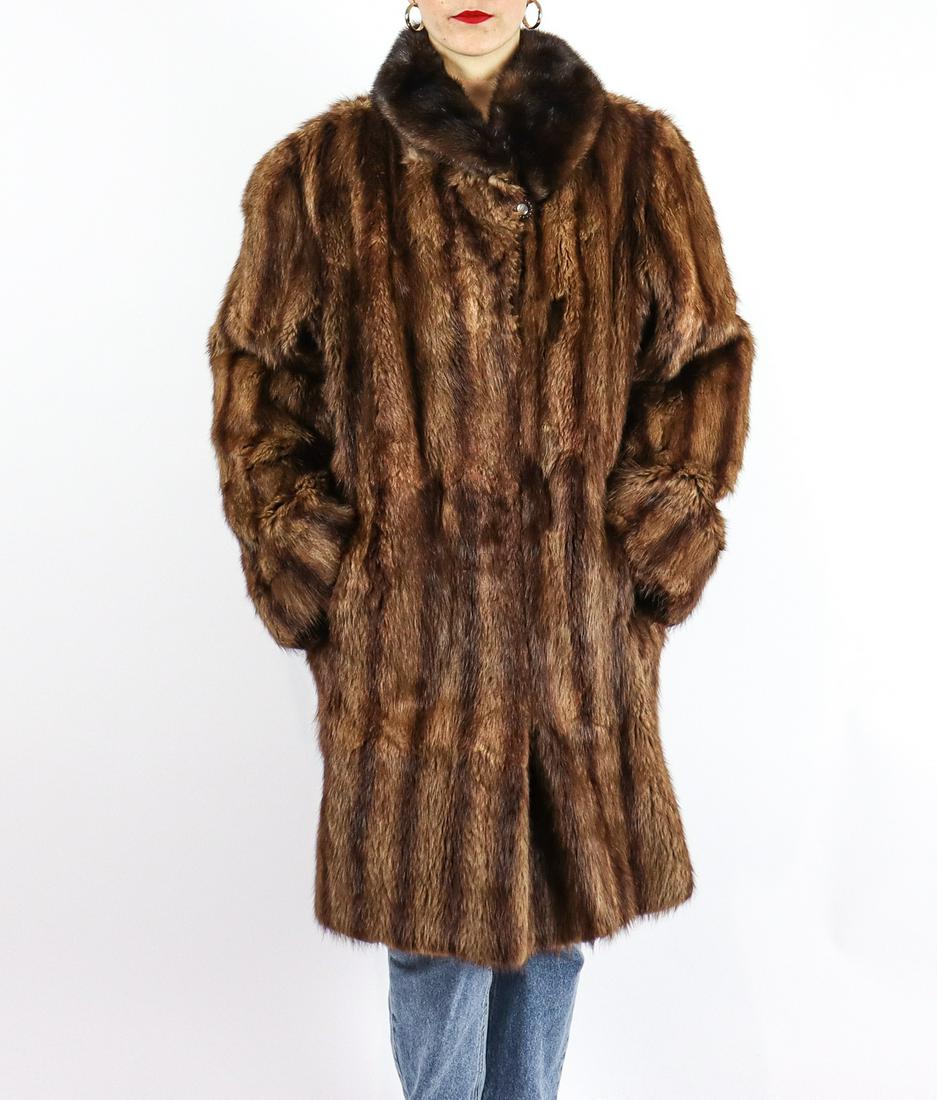 BROWN MINK FUR COAT - US 20 - EU XL: Title: BROWN MINK FUR COAT - US 20 - EU XL Size/Dimensions: Aproximate size- EU: XL; US: 20 : Important details: Length: 100cm/39.37in -Shoulders width:49cm/19.29in -Sleeve Length:66cm/25.98in -Bust s