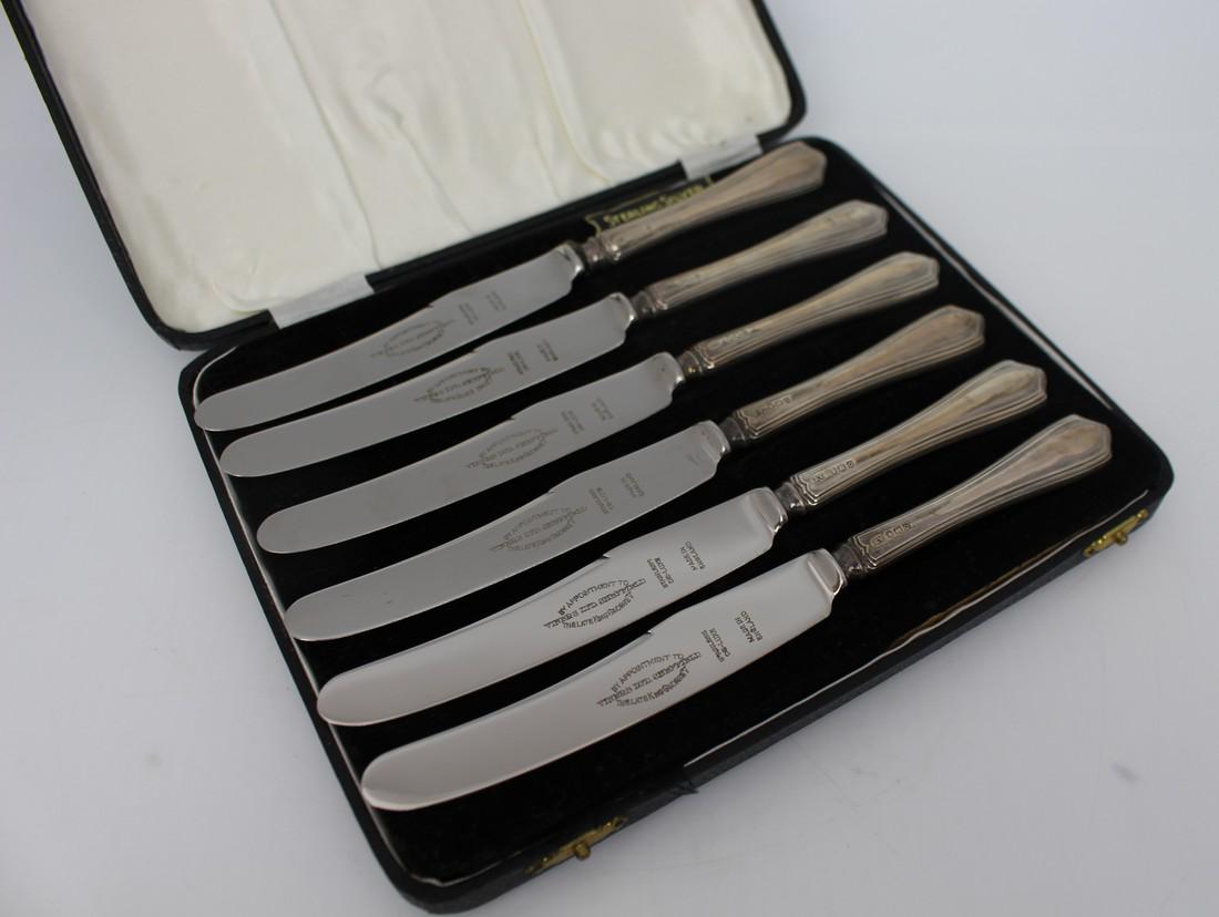 Cased Set of 6 Dessert Knives Sheffield 1931: Cased Set of 6 Dessert Knives Sheffield 1931 Length: 18 cm. Weight: 26.0 g. Silver handles, fully hallmarked. Stainless steel blades. Original presentation case Good original condition Reserve: $74.40