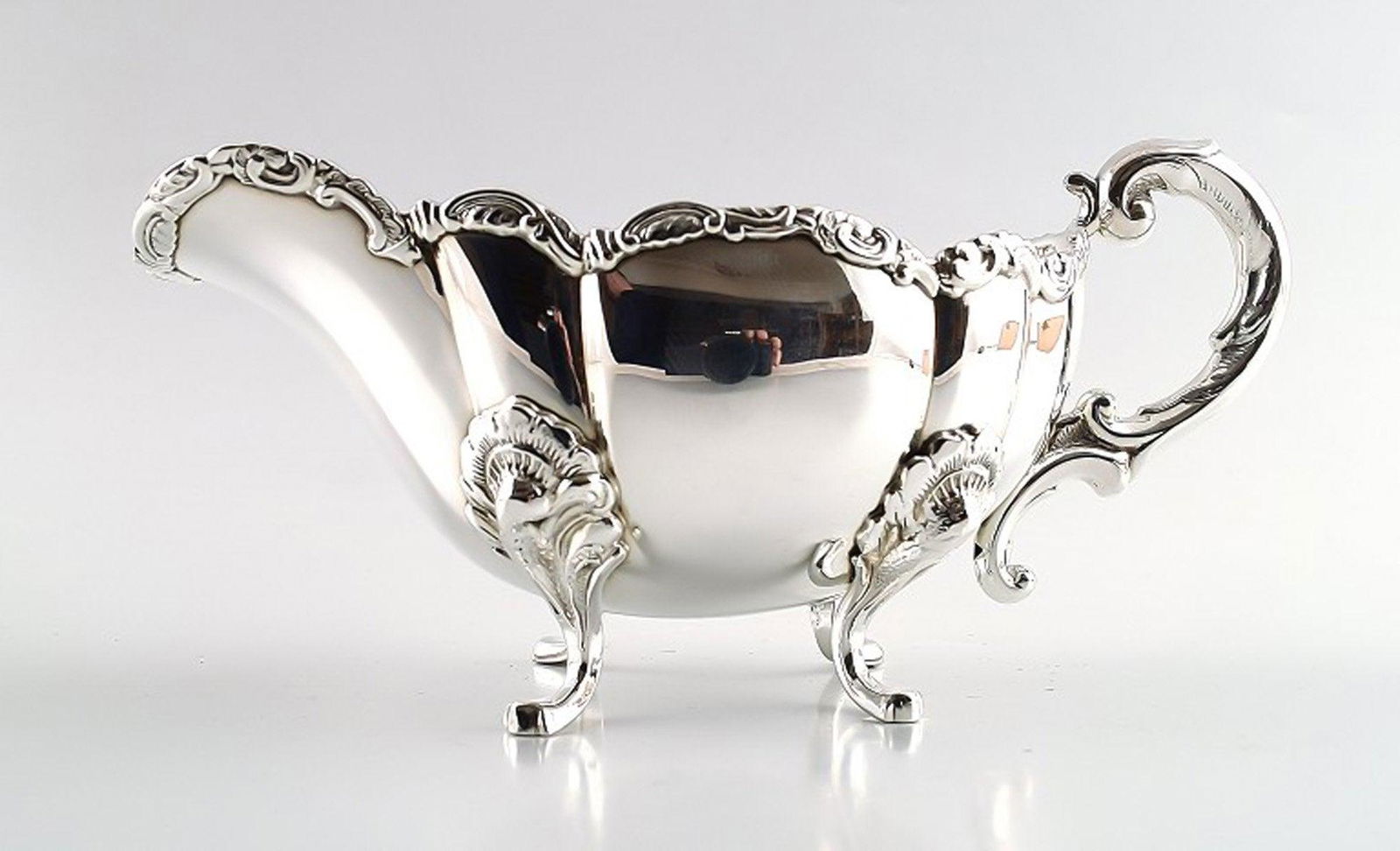 Hugo GrÃ¶n silver gravy jug in Rococo style. (1 of 5)