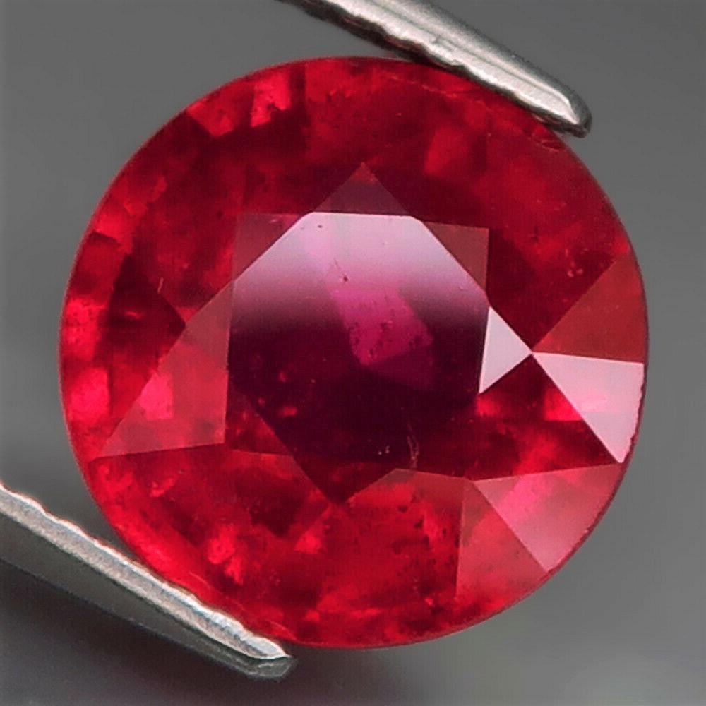 2,45 cts Natural Round Blood Red Ruby (1 of 3)