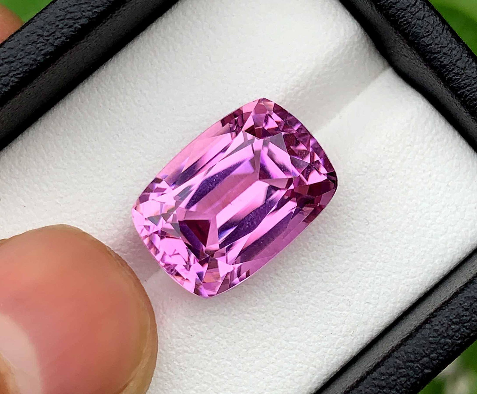 Pure Deep Pink Kunzite Spodumene Loose Gemstone Eye Clean Step Cushion Cut - 14.80 Carats: Materials: Kunzite, spodumene Read the full description Carat weight: 14.80 Description Pure Deep Pink Kunzite Spodumene Loose Gemstone Eye Clean Step Cushion Cut weight - 14.80 Carats dimensions : 16